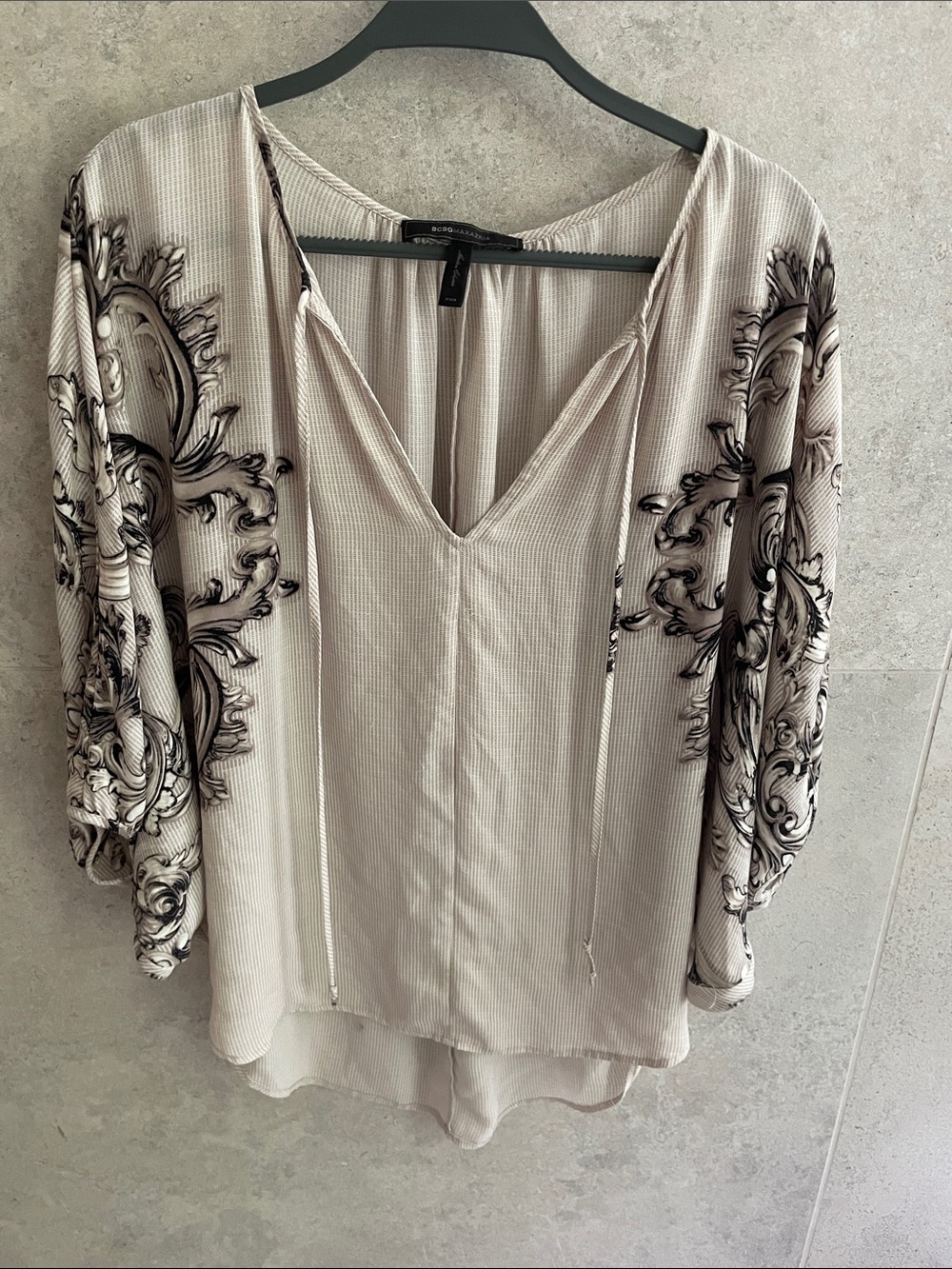 BCBGMaxAzria Beige V-Neck Blouse with Black Scroll-Print Sleeves
